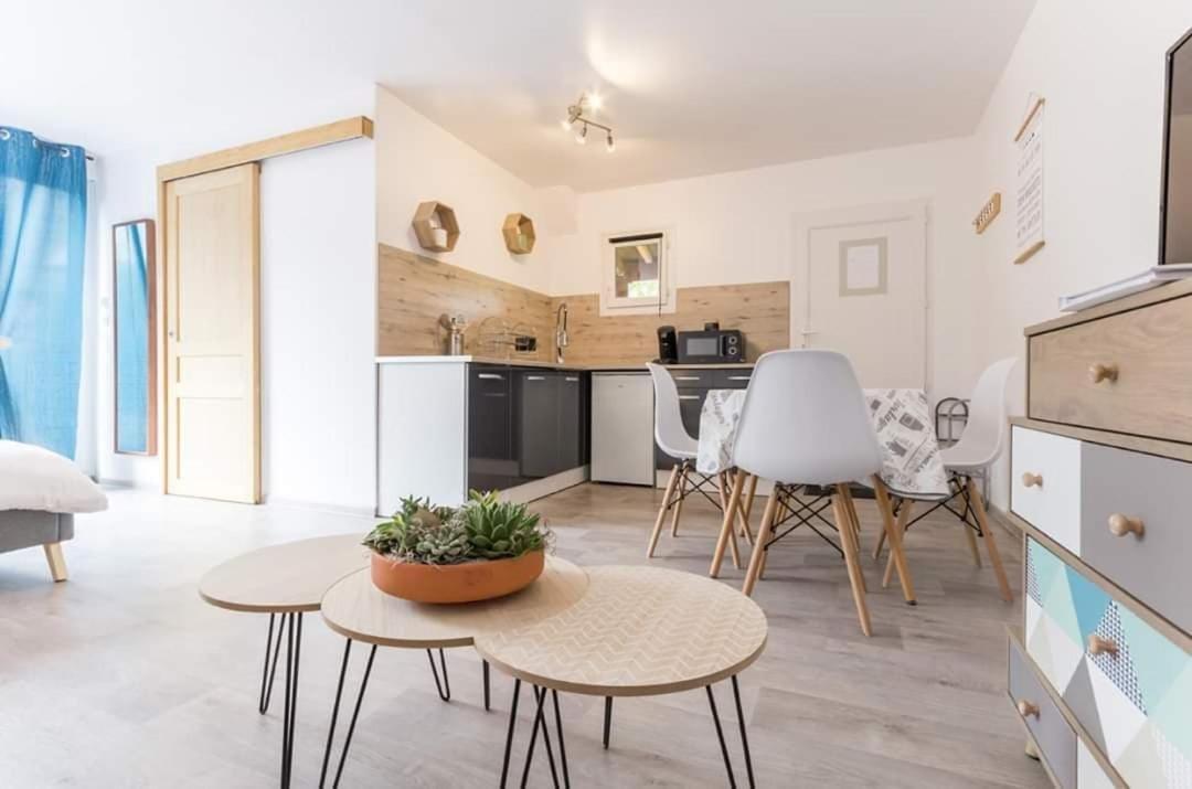 Le Studio Du Pressoir Gisay Экстерьер фото